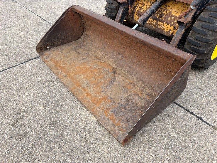 new-holland-l555-image-13