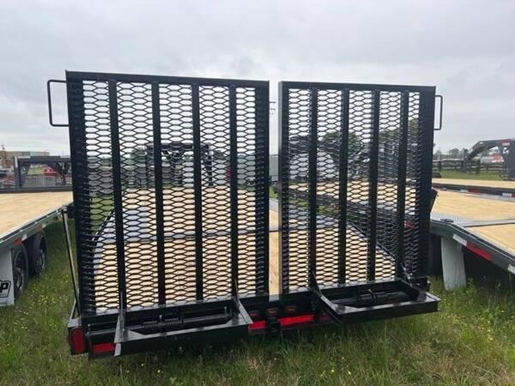 2023-cornpro-20+4-gooseneck-flatbed-image-2