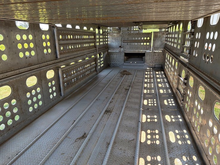 2016-merrit-102"-x-48ft-semi-livestock-trailer-image-75