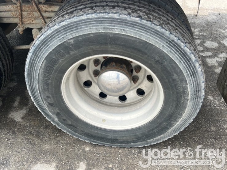 2018-freightliner-114sd-image-21