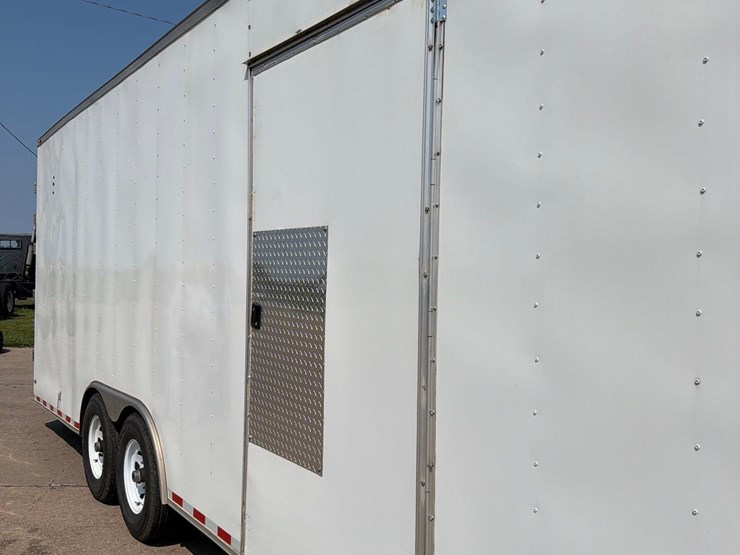 2018-diamond-100”-x-24ft-bumper-hitch-enclosed-trailer-image-10