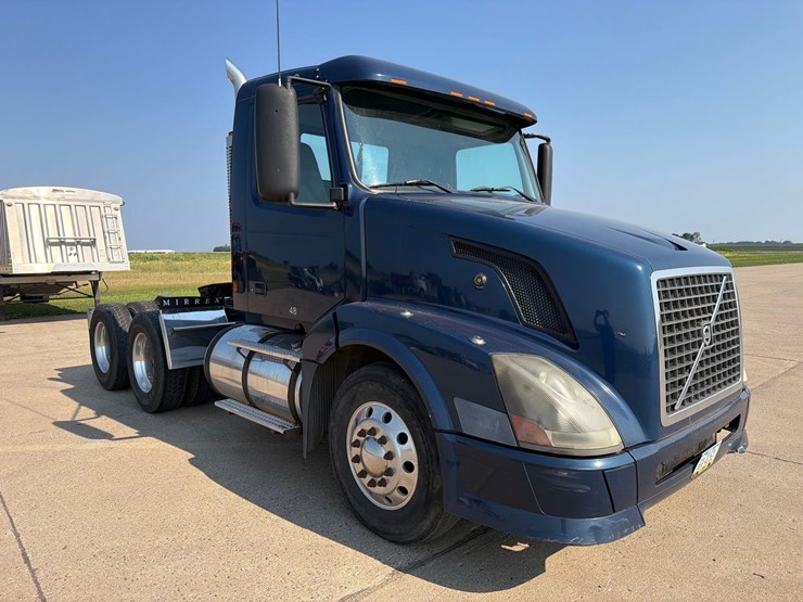 2005-volvo-semi-truck-image-2