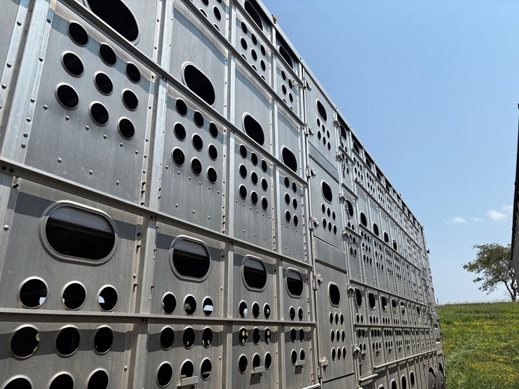 2016-merrit-102"-x-48ft-semi-livestock-trailer-image-35
