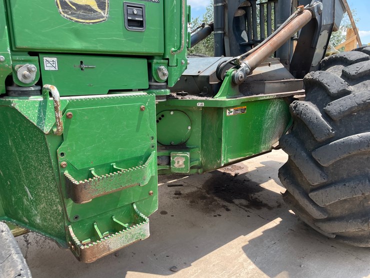 2015-deere-648l-image-11