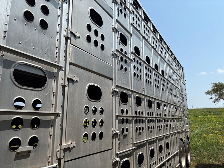 2016-merrit-102"-x-48ft-semi-livestock-trailer-image-37