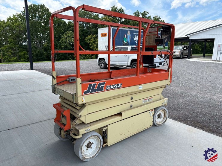 2001-jlg-2032e2-image-6