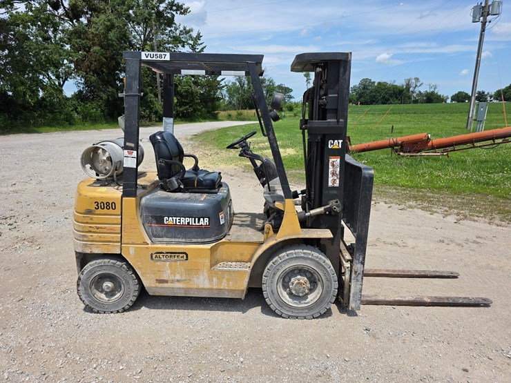 caterpillar-fork-lift-image-4