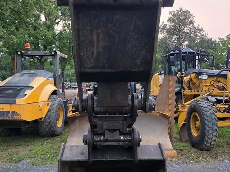 2011-deere-240d-lc-image-58