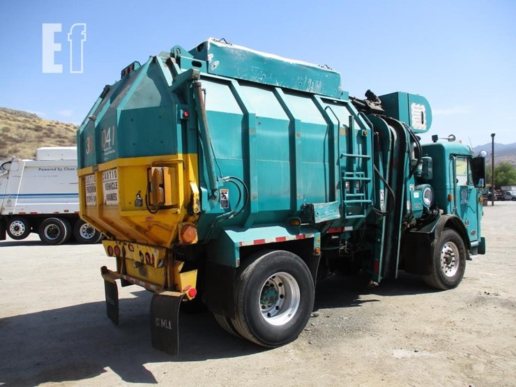 2009-peterbilt-320-image-4