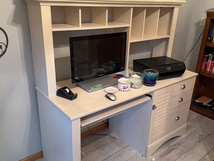 large-office-desk,-nice-shape,-modern-color-image-8