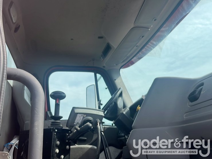 2018-freightliner-114sd-image-50