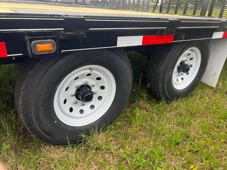 2023-cornpro-20+4-gooseneck-flatbed-image-4
