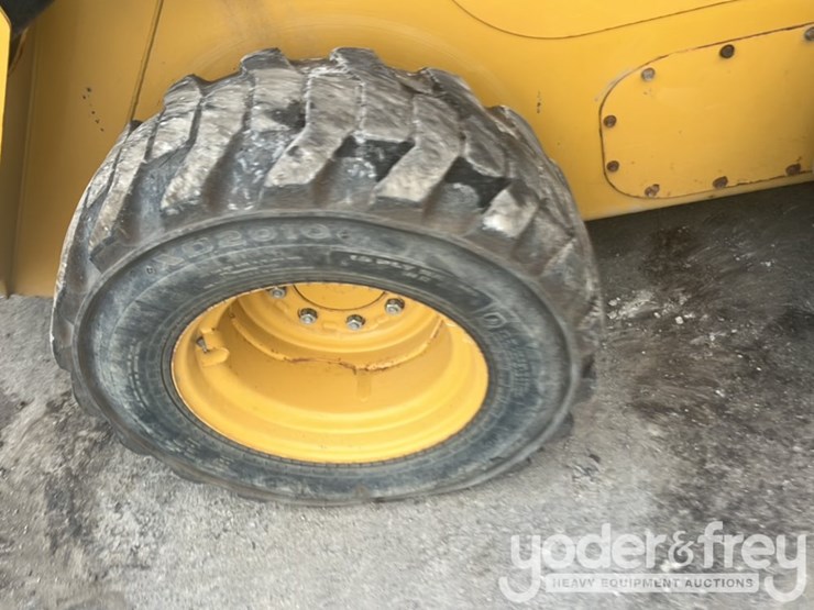 2019-caterpillar-242d-image-11