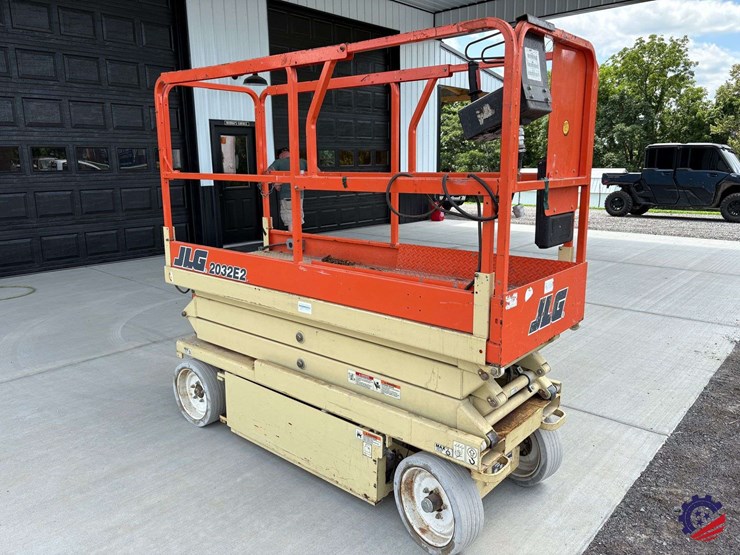 2001-jlg-2032e2-image-4