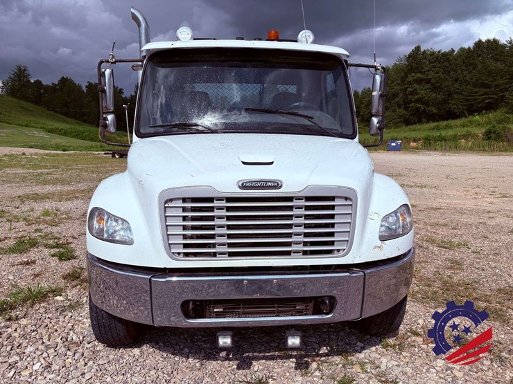 2006-freightliner-m2-106-image-10