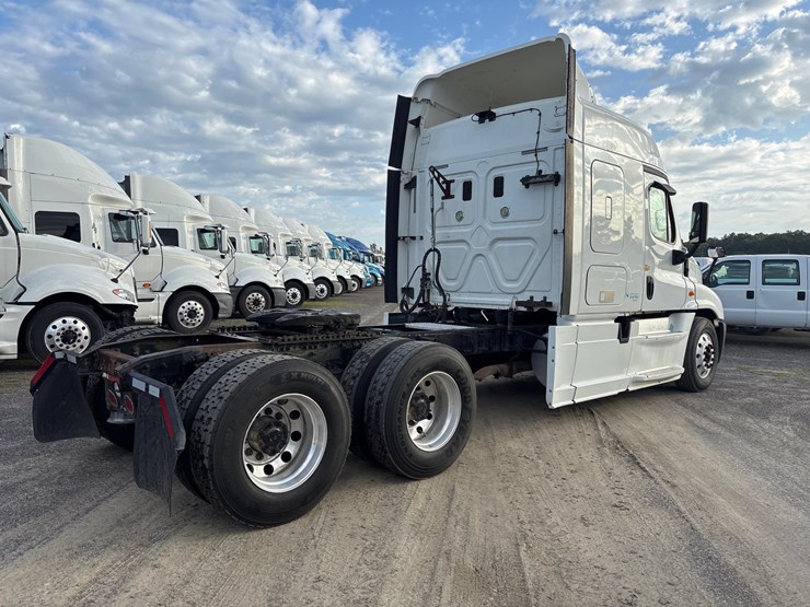 #225-•-2014-freightliner-tractor-truck-image-3