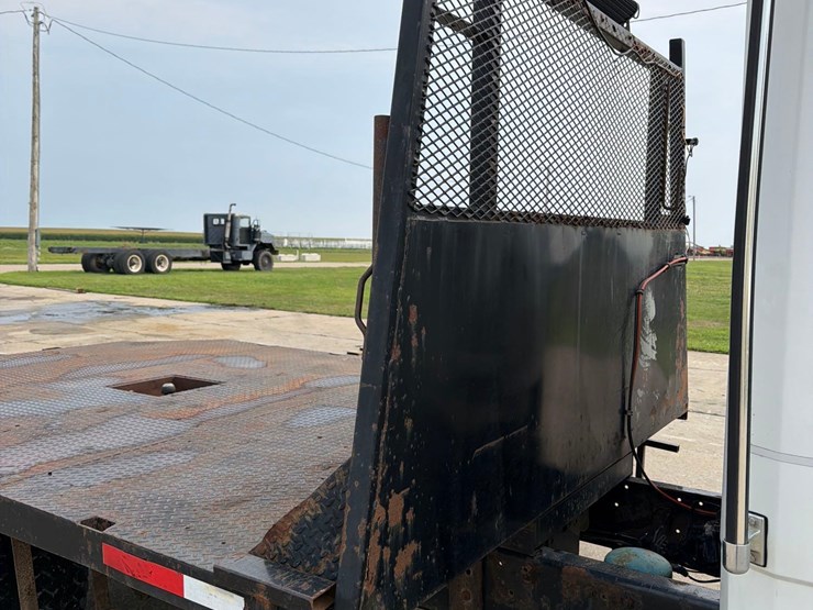 2000-freightliner-fl60-image-20