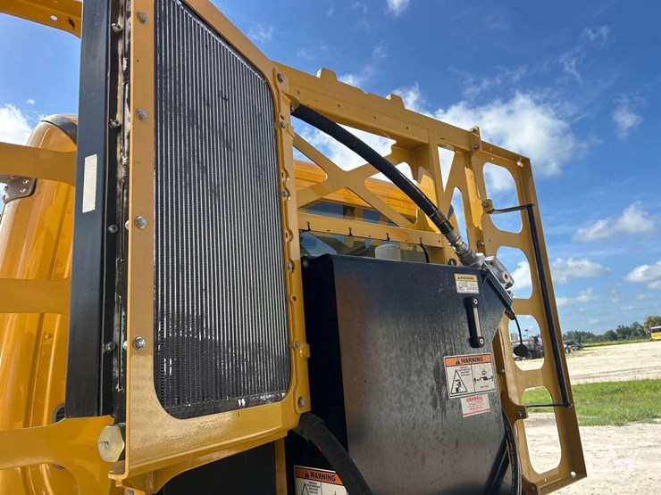2017-freightliner-m2-106-image-23