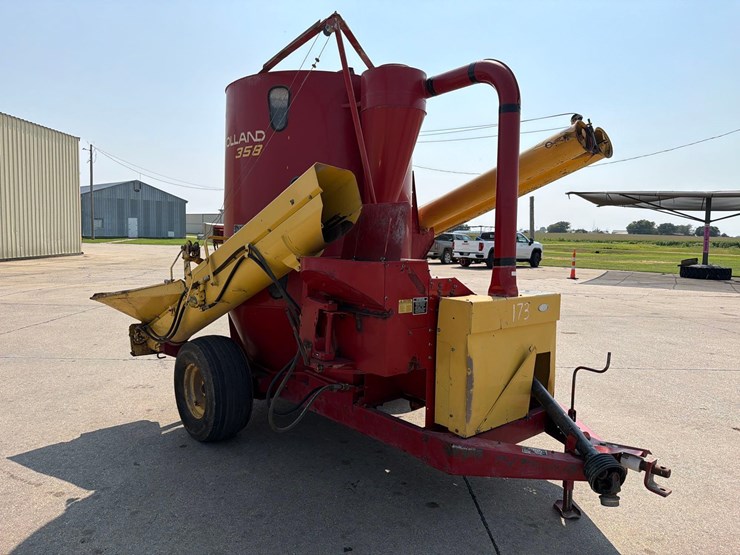 new-holland-358-image-3