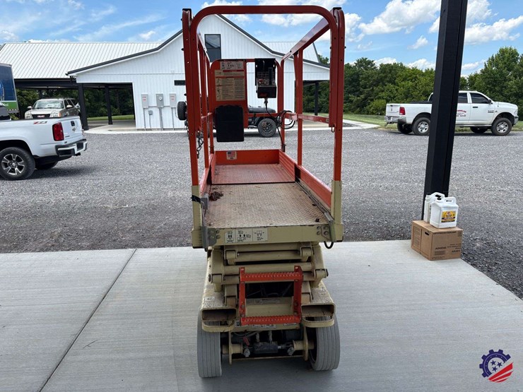 2001-jlg-2032e2-image-3