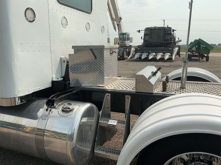 2013-peterbilt-389-image-16