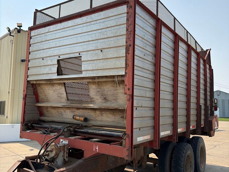 h&s-18ft-rear-unload-silage-wagon-image-21