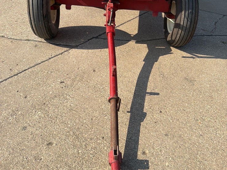 lundell-250-bushel-gravity-wagon-image-6