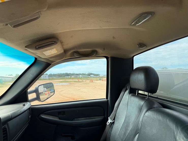 2002-gmc-2500hd-image-24