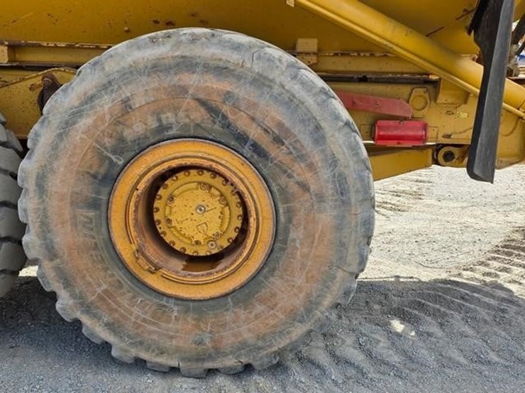 2011-caterpillar-740-image-30