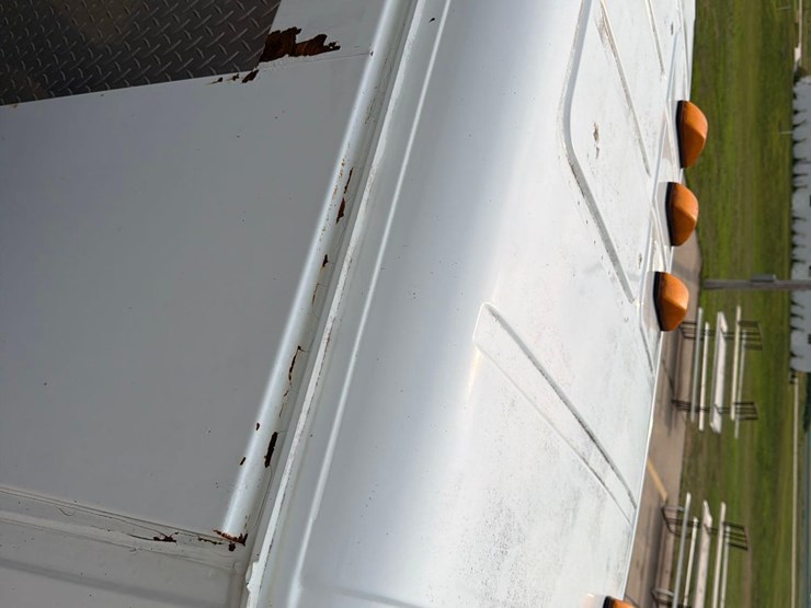 2000-freightliner-fl60-image-52