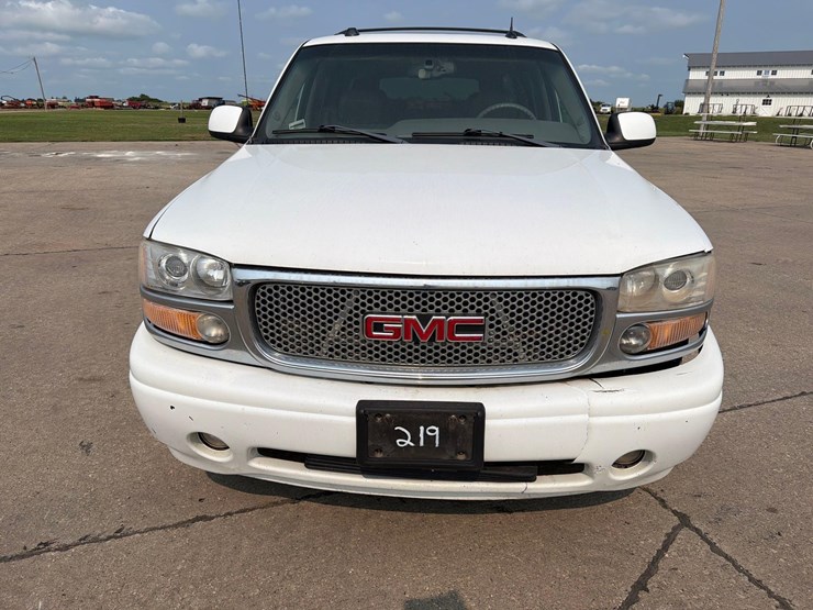 2005-gmc-yukon-denali-image-2
