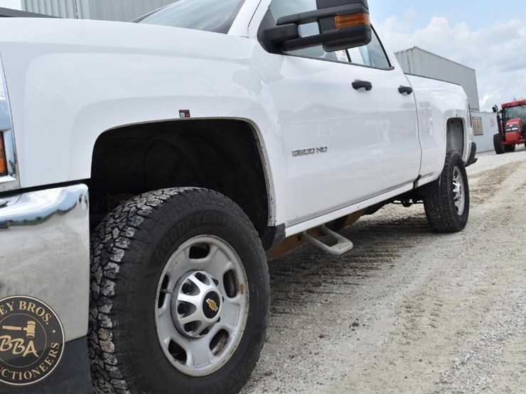 2018-chevrolet-silverado-2500hd-image-10