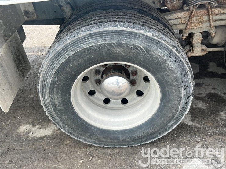 2018-freightliner-114sd-image-22