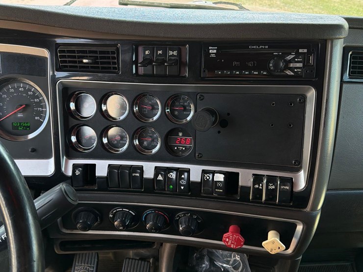 2010-kenworth-t660-image-38