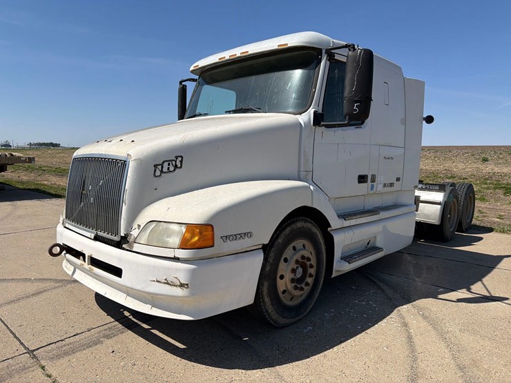 1999-volvo-vn-image-1