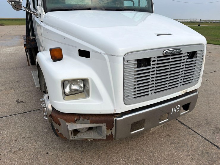 2000-freightliner-fl60-image-16