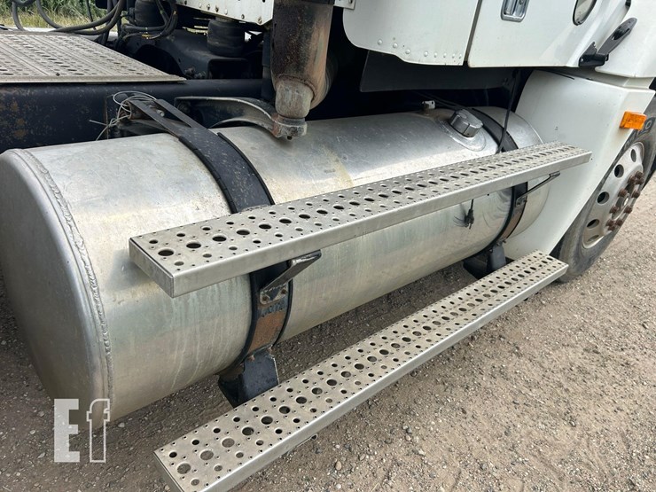 2005-freightliner-columbia-120-image-28