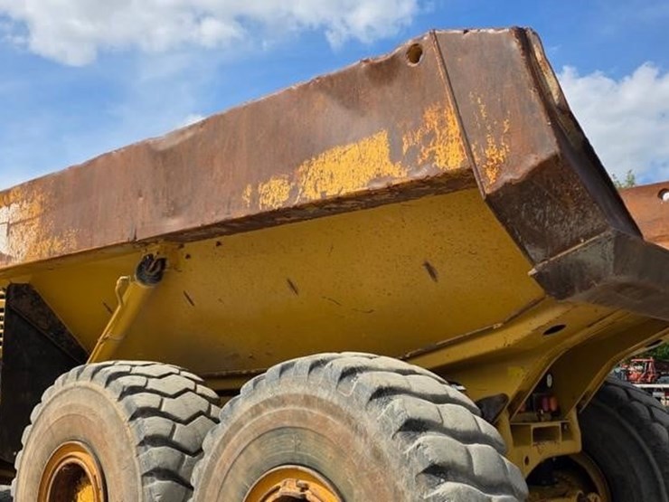 2011-caterpillar-740-image-22