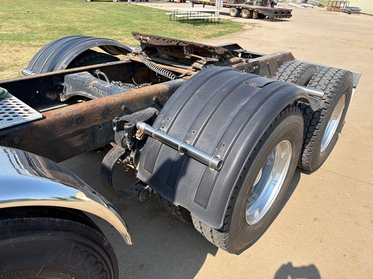 2010-kenworth-t660-image-11