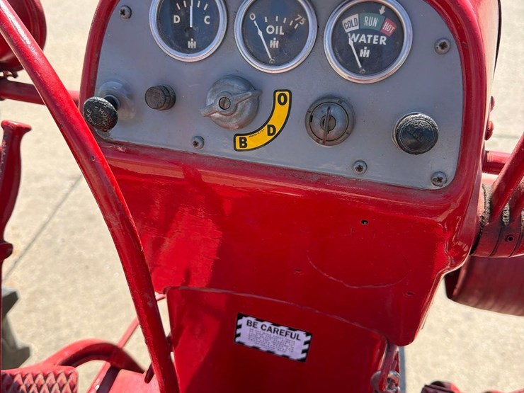 farmall-400-tractor-image-19