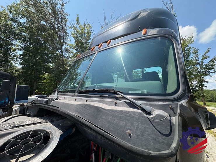 2016-freightliner-cascadia-113-image-35