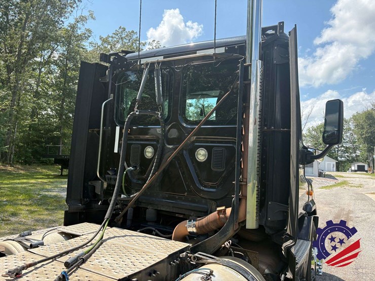 2015-freightliner-cascadia-113-image-24