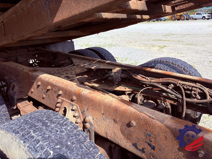 2006-freightliner-m2-106-image-99