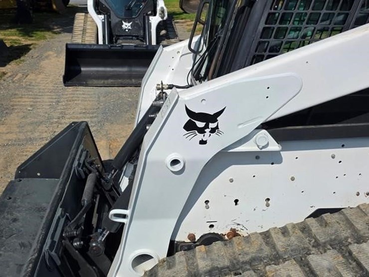 2010-bobcat-t300-image-31