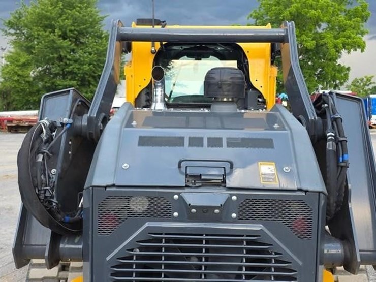 2025-deere-335-p-tier-image-21