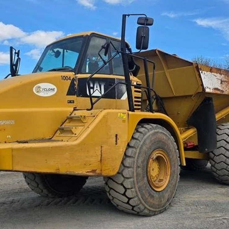 2011 CATERPILLAR 740