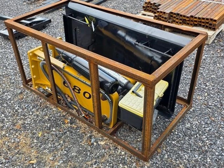 new-cfg-skidloader-rock-hammer-image-3