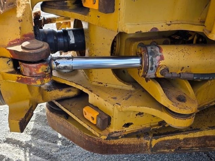 2011-caterpillar-740-image-33