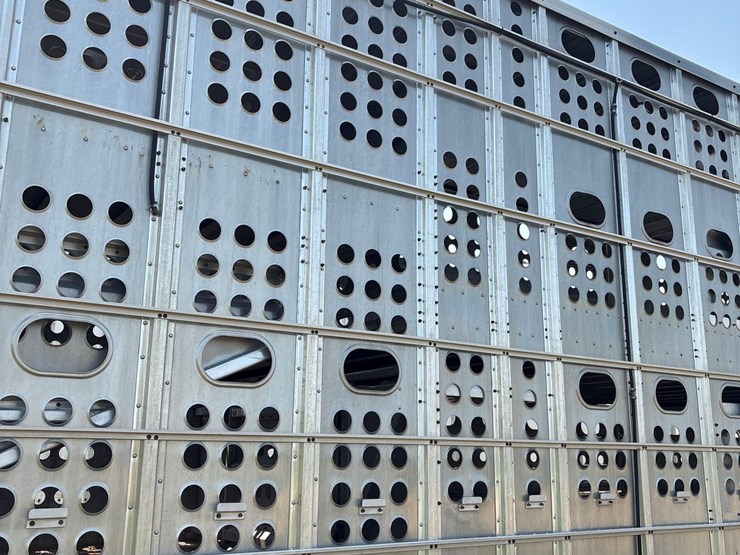 2016-merrit-102"-x-48ft-semi-livestock-trailer-image-6