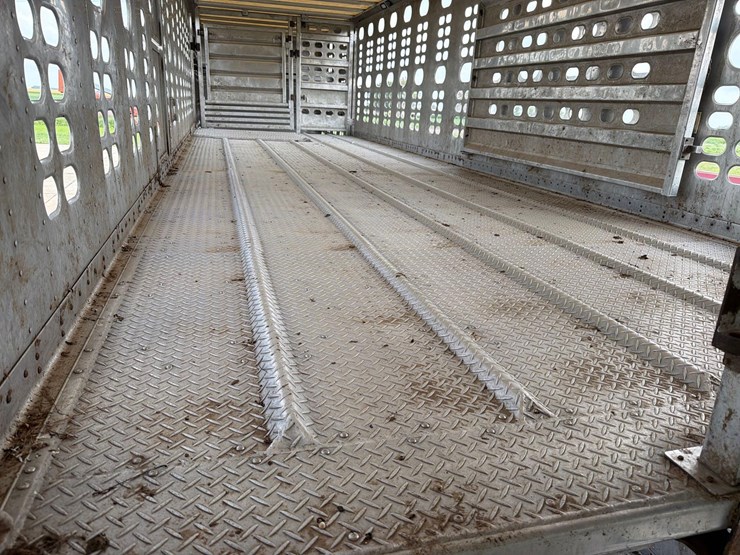 2014-wilson-livestock-trailer-image-17